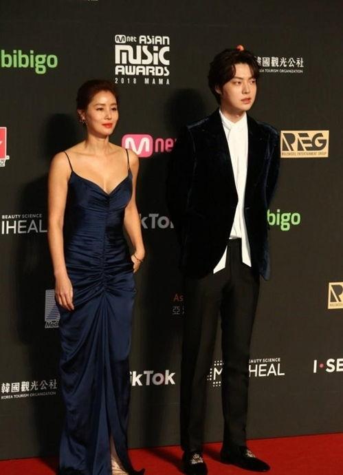 明星参加韩国明星颁奖