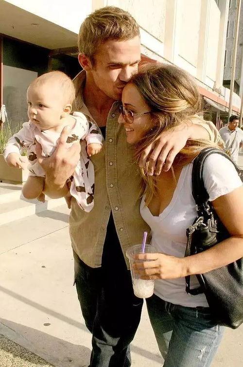 明星抱娃背带,抱娃背带演绎时尚育儿新风尚